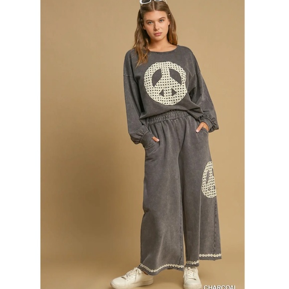 "The Contessa" TOP Charcoal Peace Lace Applique Long Sleeve Top - Picture 2 of 3